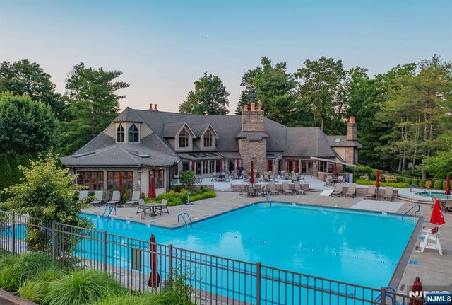 38 Sherwood Downs, Park Ridge, NJ 07656