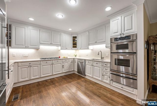 38 Sherwood Downs, Park Ridge, NJ 07656