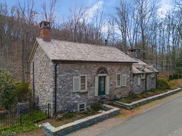 34 Water St, Tewksbury Twp., NJ 08833