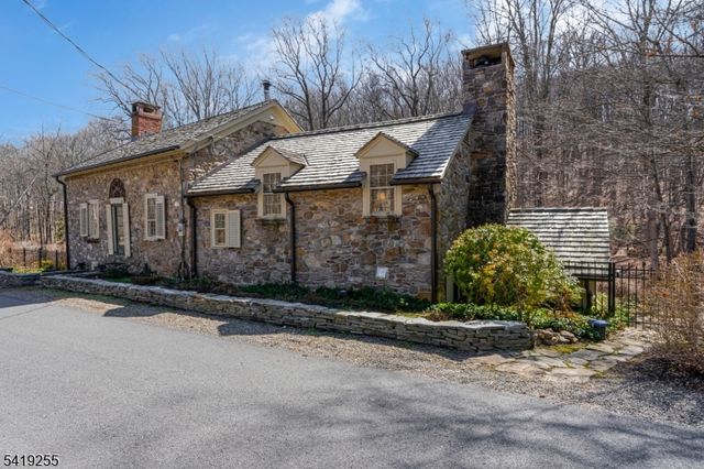 34 Water St, Tewksbury Twp., NJ 08833