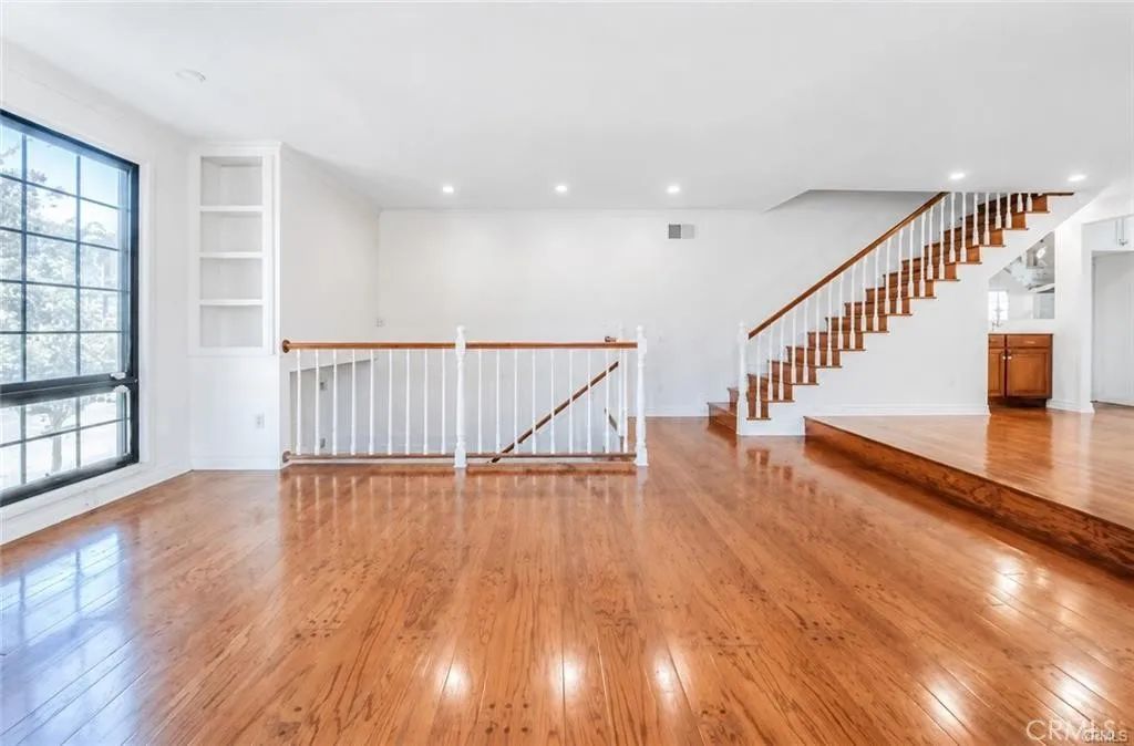 18100 Burbank, Tarzana, CA 91356