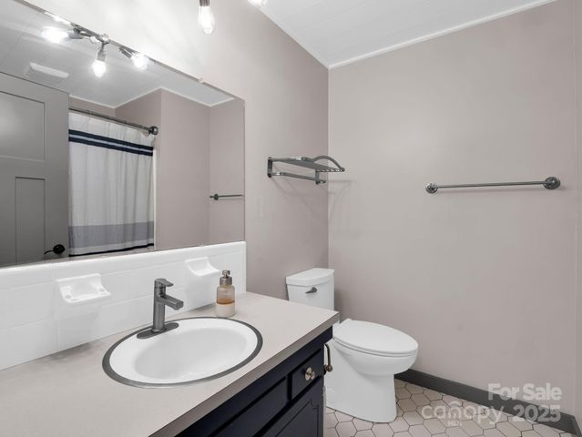 1717 Glenheath Drive, Hendersonville, NC 28791