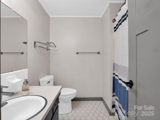 1717 Glenheath Drive, Hendersonville, NC 28791