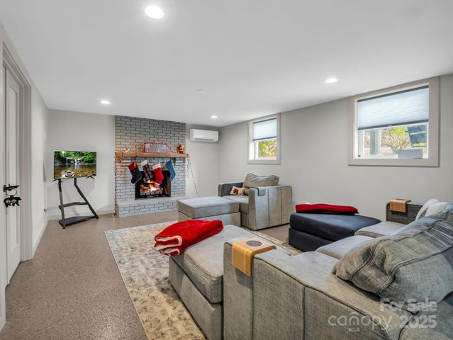 1717 Glenheath Drive, Hendersonville, NC 28791