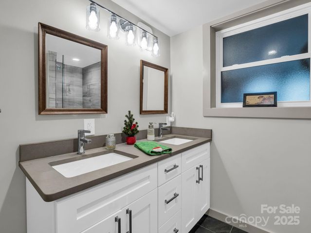 1717 Glenheath Drive, Hendersonville, NC 28791