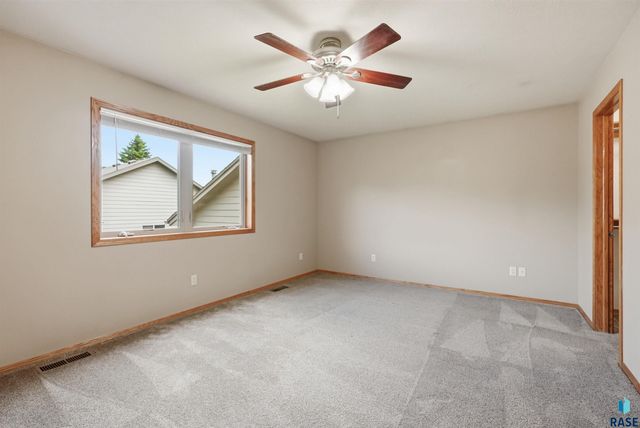 1805 S Lorne Ln Lane, Sioux Falls, SD 57106
