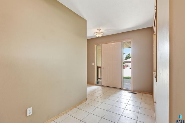 1805 S Lorne Ln Lane, Sioux Falls, SD 57106