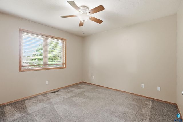 1805 S Lorne Ln Lane, Sioux Falls, SD 57106