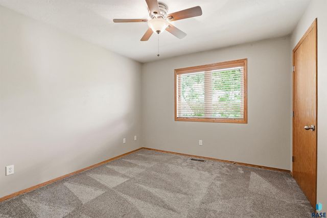 1805 S Lorne Ln Lane, Sioux Falls, SD 57106