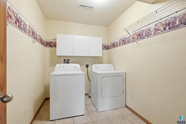1805 S Lorne Ln Lane, Sioux Falls, SD 57106