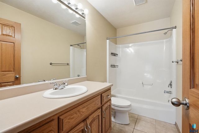 1805 S Lorne Ln Lane, Sioux Falls, SD 57106
