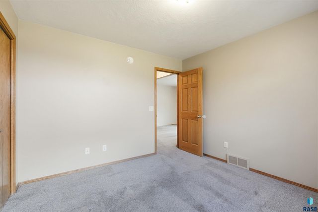 1805 S Lorne Ln Lane, Sioux Falls, SD 57106