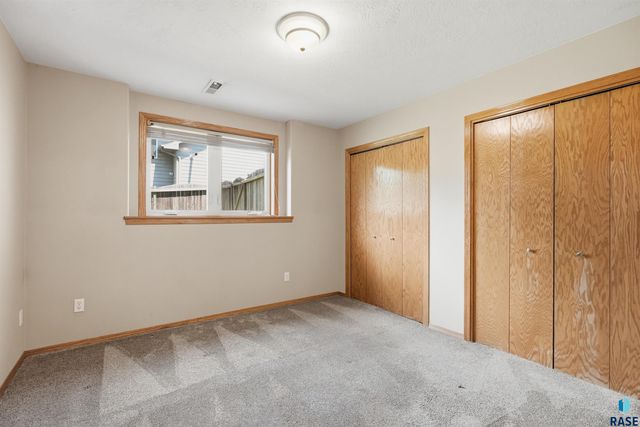 1805 S Lorne Ln Lane, Sioux Falls, SD 57106