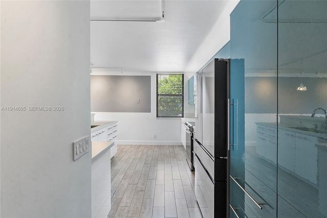 105 Lake Emerald Drive 216, Oakland Park, FL 33309