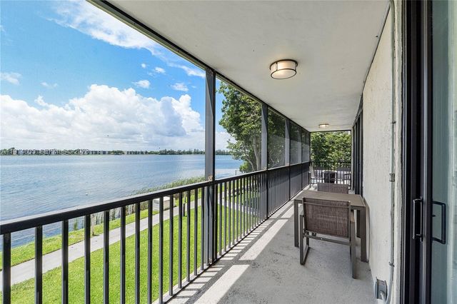 105 Lake Emerald Drive 216, Oakland Park, FL 33309