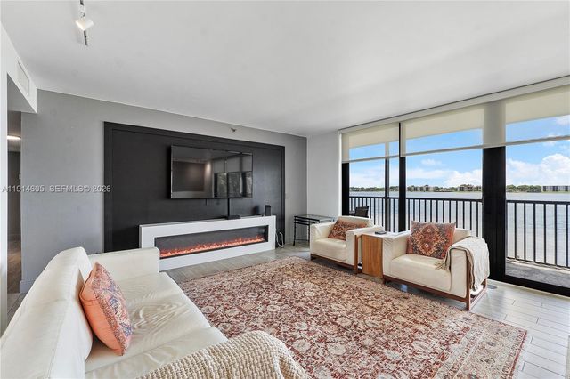 105 Lake Emerald Drive 216, Oakland Park, FL 33309