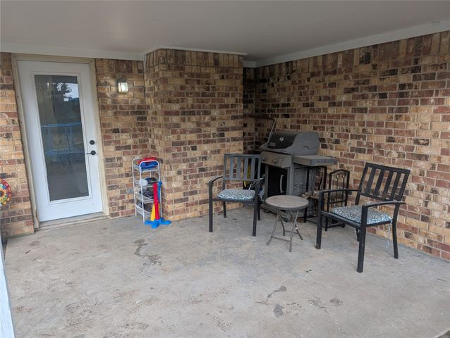 211 W Mcafee Drive, Mabank, TX 75147