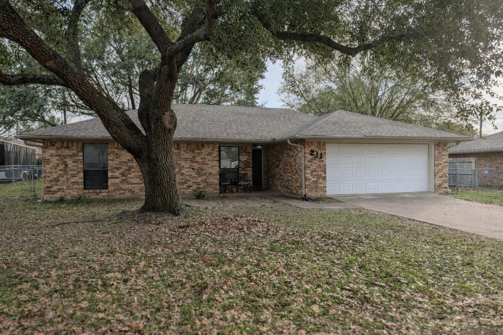 211 W Mcafee Drive, Mabank, TX 75147
