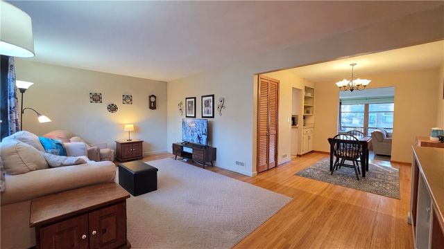 61 Villewood Drive, Greece, NY 14616