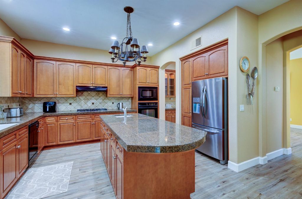 Image 10 of property listing at 4968 W Pinedale Avenue, Fresno, CA 93722