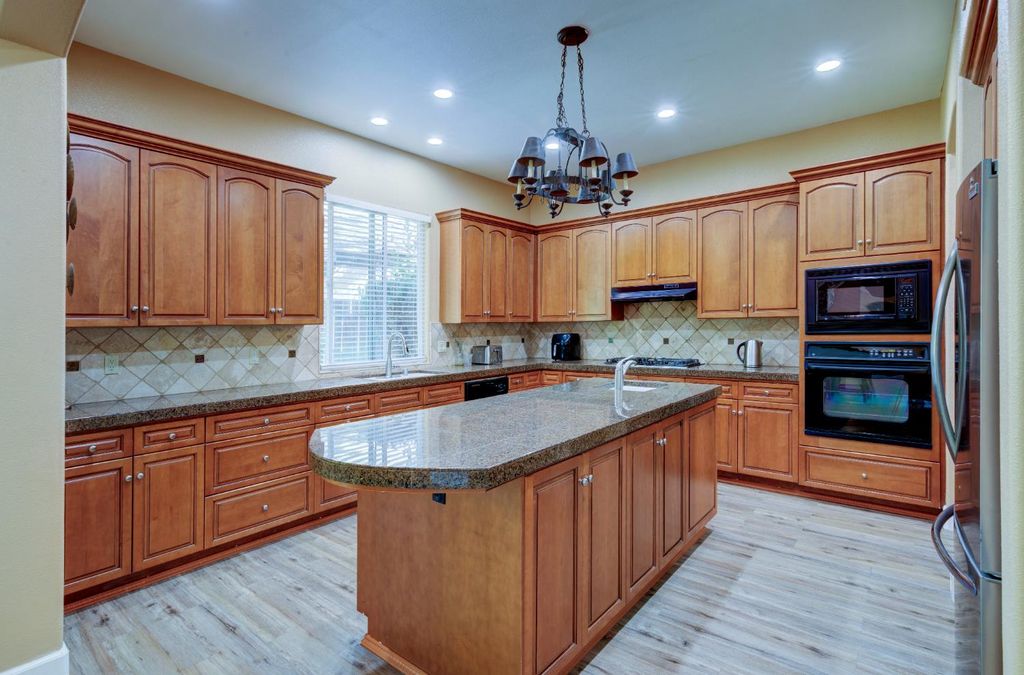 Image 11 of property listing at 4968 W Pinedale Avenue, Fresno, CA 93722