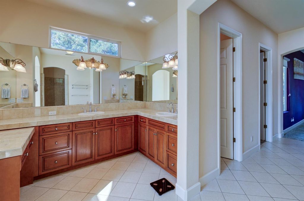 Image 21 of property listing at 4968 W Pinedale Avenue, Fresno, CA 93722