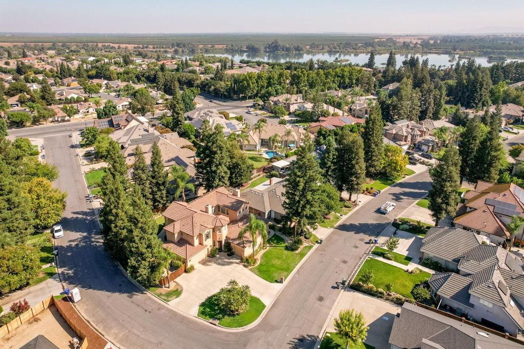 Image 4 of property listing at 4968 W Pinedale Avenue, Fresno, CA 93722
