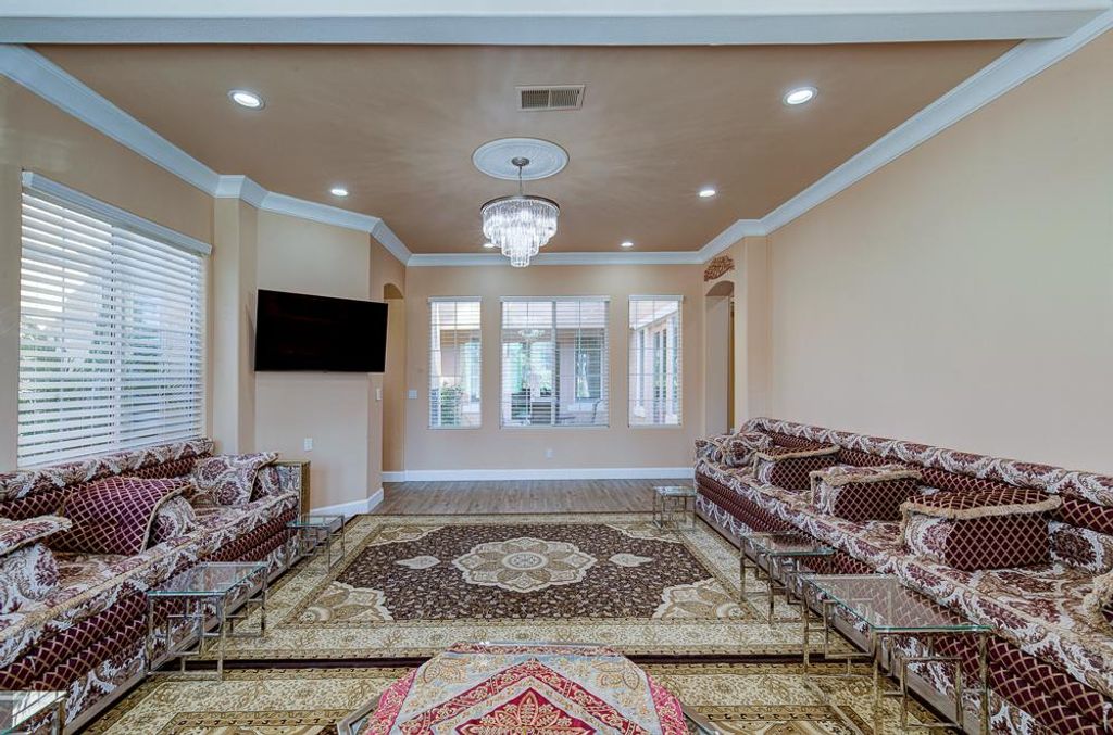 Image 8 of property listing at 4968 W Pinedale Avenue, Fresno, CA 93722