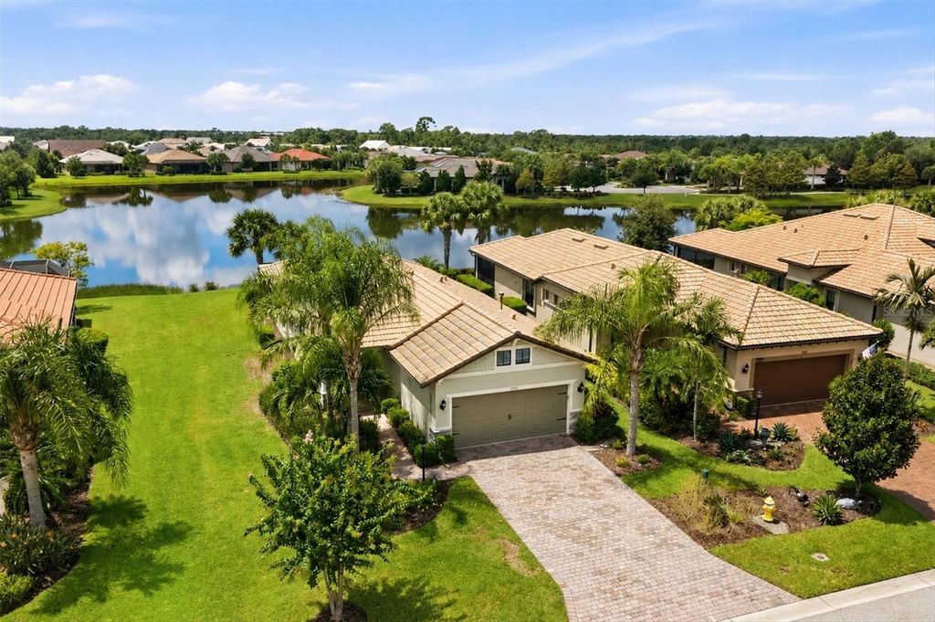 Image 5 of property listing at 17523 HAMPTON FALLS TERRACE, Bradenton, FL 34202