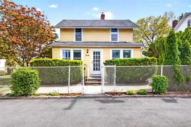 12 Smull Place, Port Washington, NY 11050