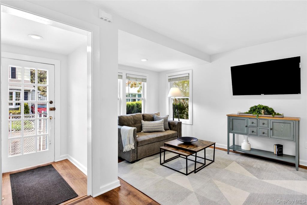 12 Smull Place, Port Washington, NY 11050 — photo 2