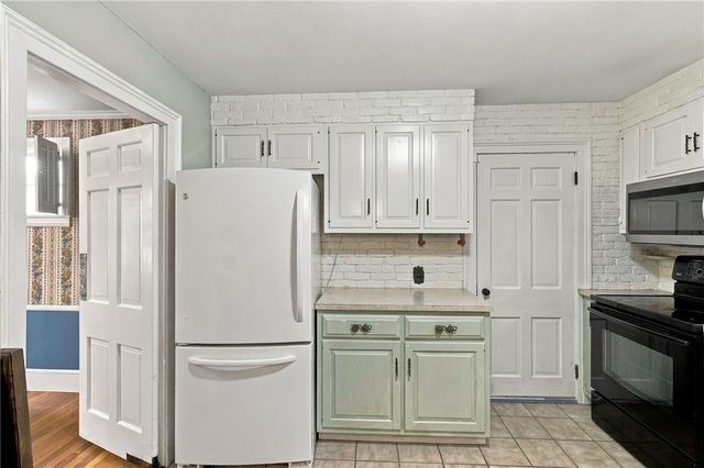 14 Englewood Lane, Warwick, RI 02888