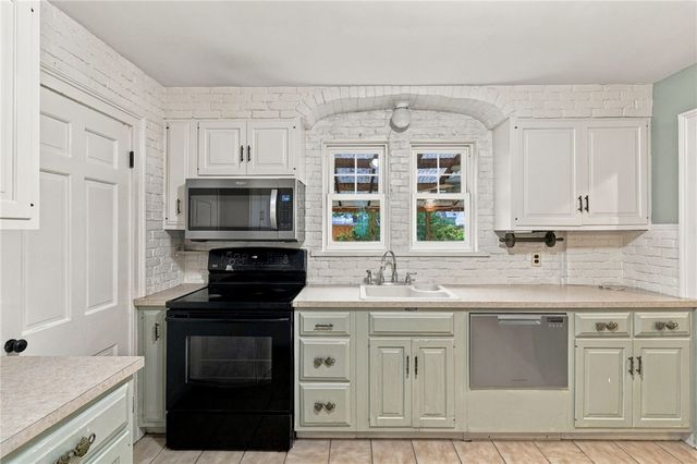 14 Englewood Lane, Warwick, RI 02888