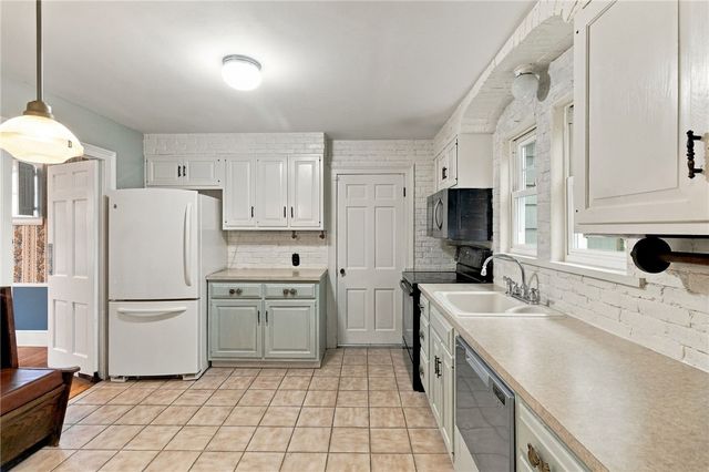 14 Englewood Lane, Warwick, RI 02888
