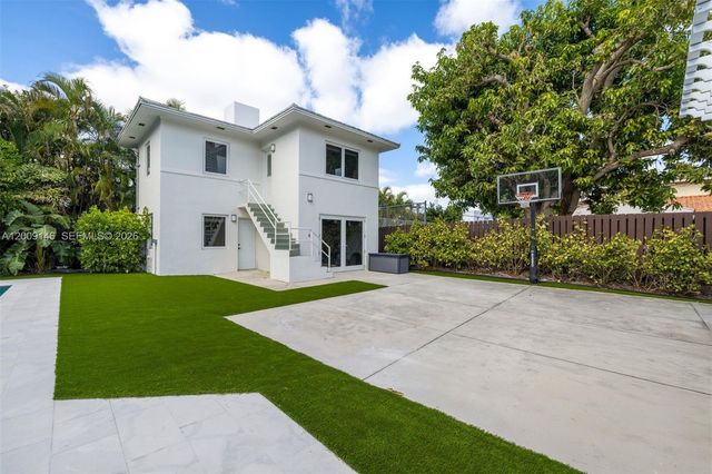 4340 Pine Tree Dr, Miami Beach, FL 33140