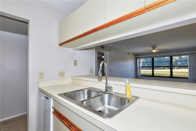 6 Plantation Drive 102, Vero Beach, FL 32966