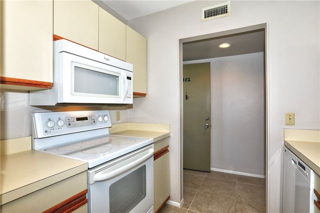 6 Plantation Drive 102, Vero Beach, FL 32966