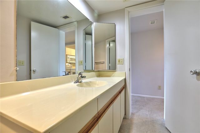 6 Plantation Drive 102, Vero Beach, FL 32966