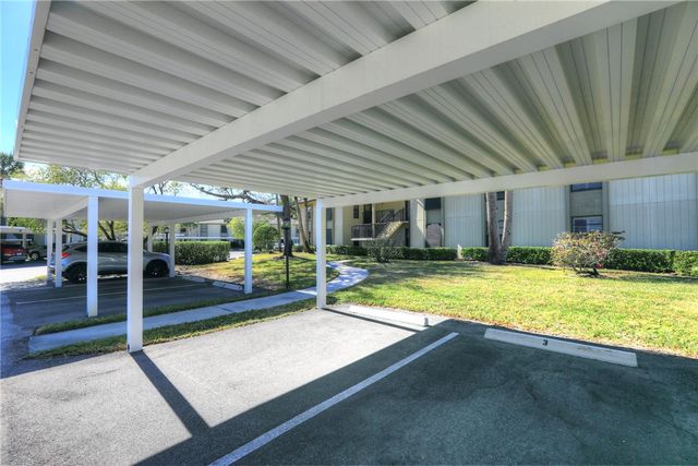 6 Plantation Drive 102, Vero Beach, FL 32966