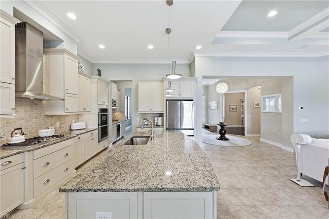 9446 Lagomar CT, Naples, FL 34114