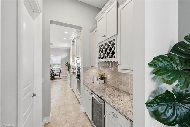 9446 Lagomar CT, Naples, FL 34114