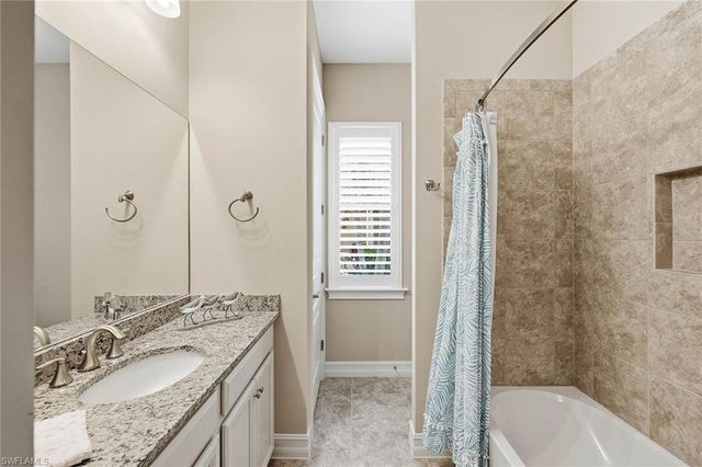 9446 Lagomar CT, Naples, FL 34114