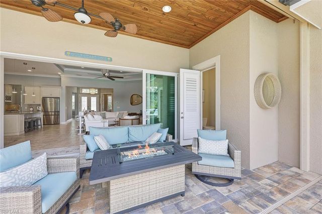 9446 Lagomar CT, Naples, FL 34114