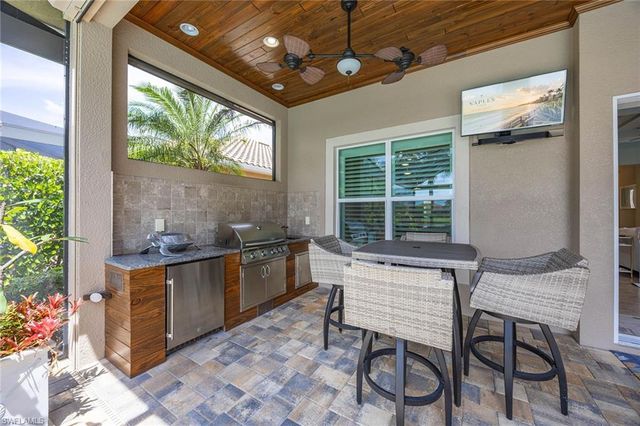 9446 Lagomar CT, Naples, FL 34114