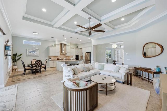 9446 Lagomar CT, Naples, FL 34114