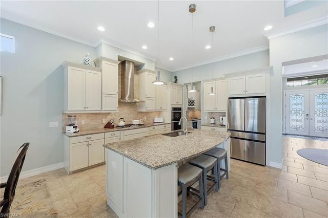 9446 Lagomar CT, Naples, FL 34114