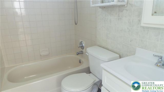 15 Canterbury Court, Forks Twp, PA 18040