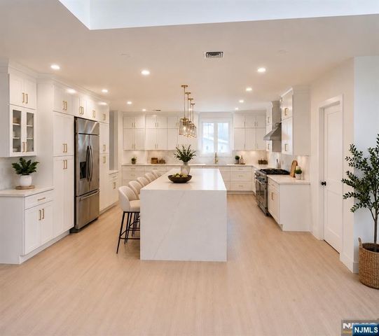 112 Old Tappan Road, Old Tappan, NJ 07675