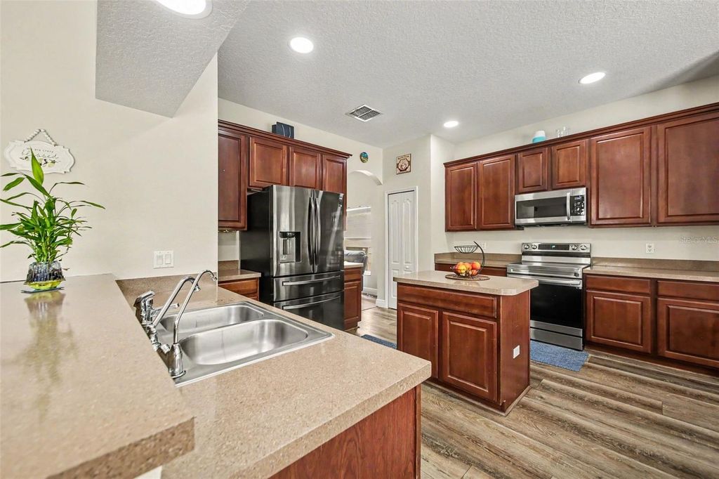 Image 12 of property listing at 10106 HIDDEN DUNES LANE, Orlando, FL 32832