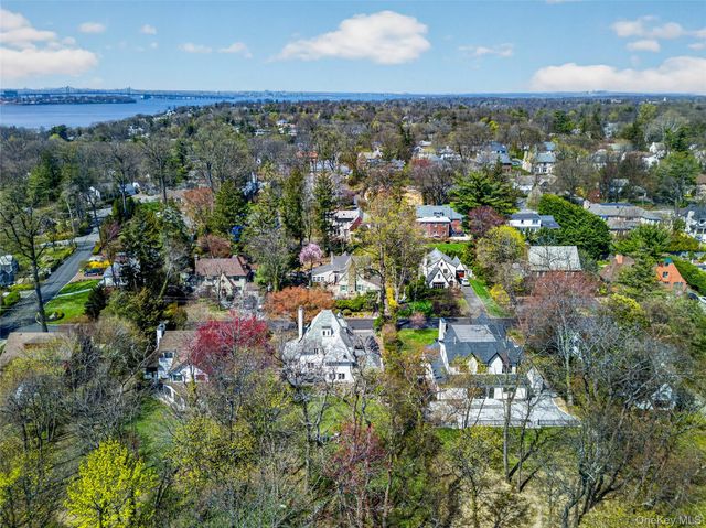 16 Ascot Ridge Road, Great Neck, NY 11021